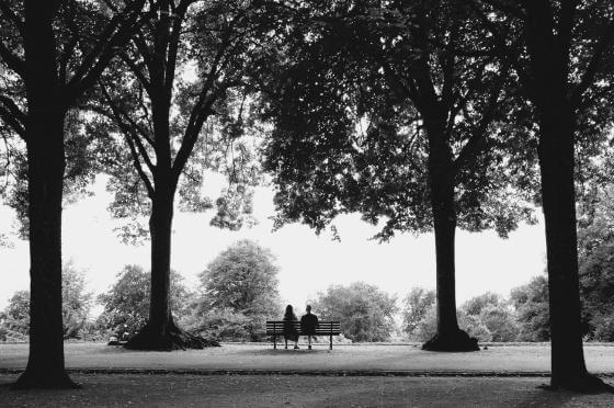 Couple sur un banc à Lausanne